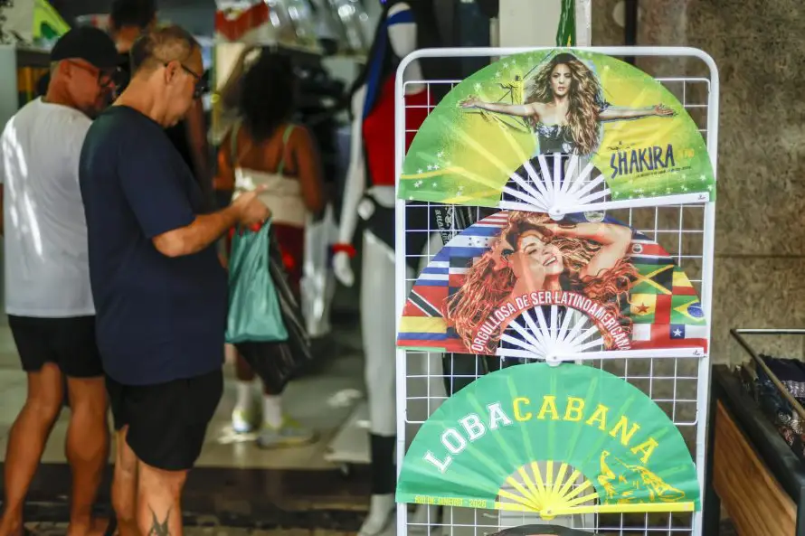La "shakiromanía" prende el comercio en las playas de Río de Janeiro