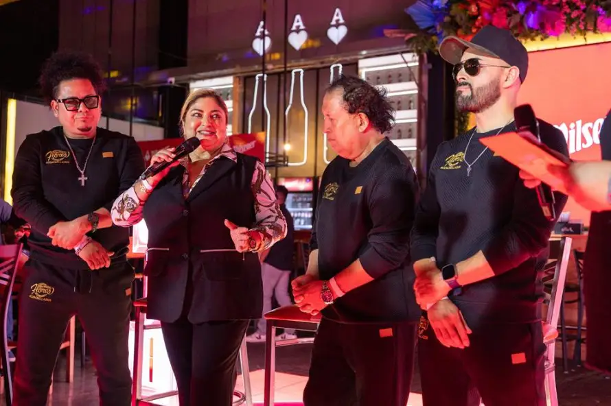 Los Hermanos Flores interpretan canción por 120 años de Pilsener
