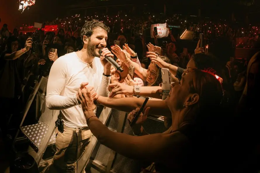 Sebastián Yatra arranca tour "Entre Tanta Gente" y se alista para El Salvador