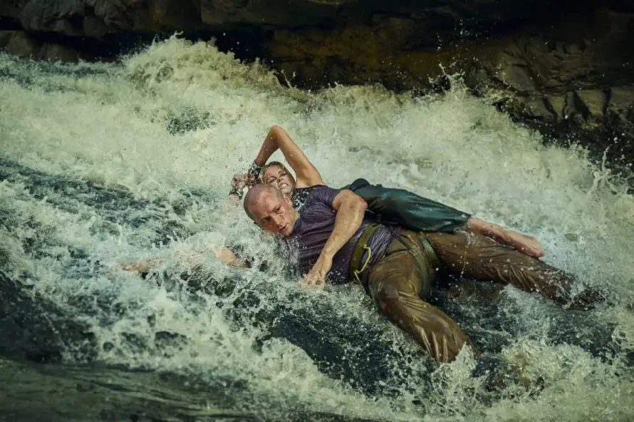 Charlize Theron es la presa en el thriller "Apex" de Netflix, y otros estrenos