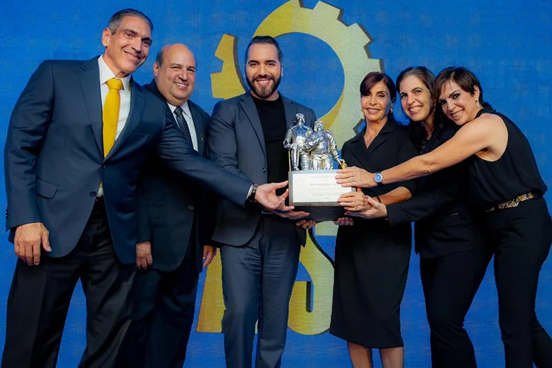 Bukele participa en homenaje póstumo al doctor Víctor Saca en la ASI