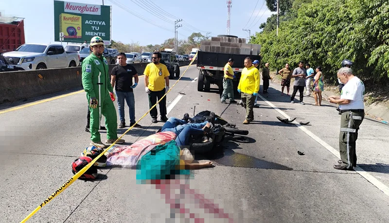 Motociclista y su acompañante mueren tras chocar con camión que transportaba material de construcción en bulevar Constitución
