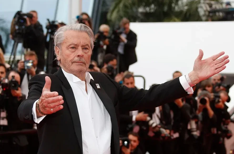 Hijos del fallecido actor Alain Delon, multados por difundir una charla de su hermana