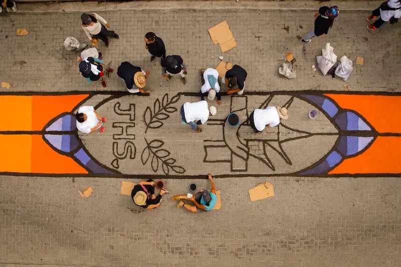 Más de 500 voluntarios trabajan en la alfombra gigante en San Salvador