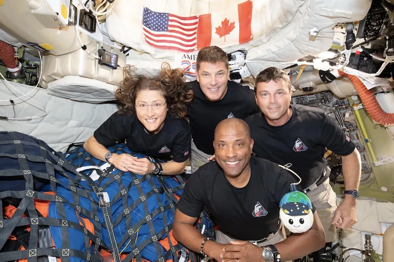 Astronautas de Artemis II serán extraídos de la nave este viernes, dos horas después de amerizar