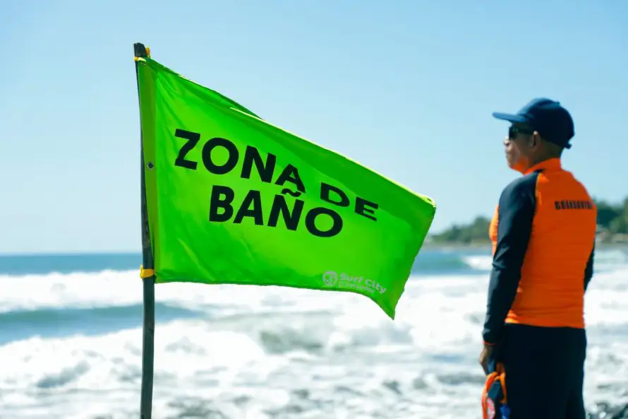 ¿Qué significan los banderines de colores en la playa?