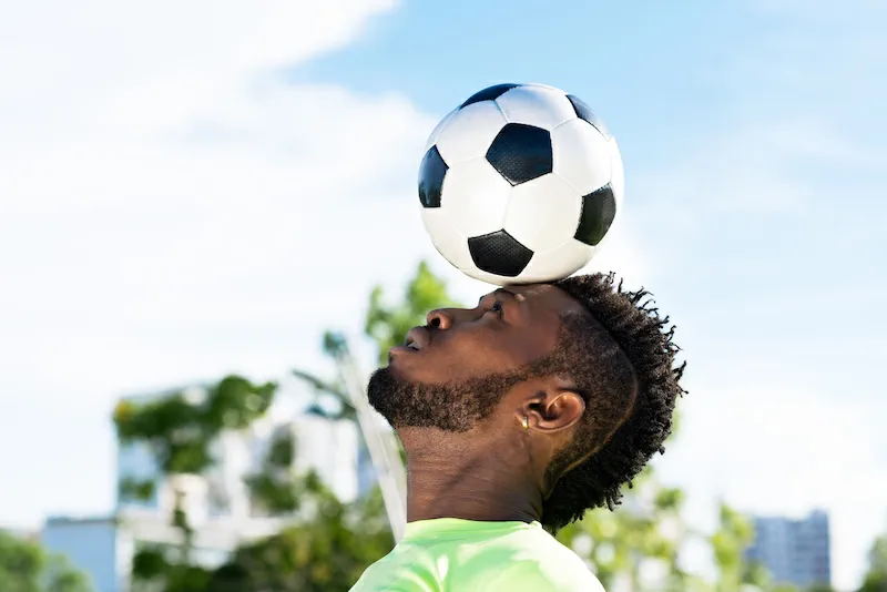 ¿Hay relación entre cabecear la pelota en el fútbol y el daño cerebral? Polémica en Inglaterra