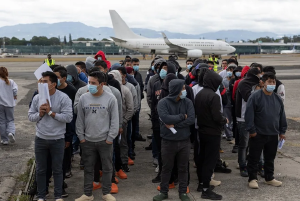 Trump amplía deportaciones a terceros países enviando a cubanos o afganos a África