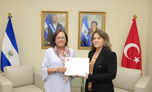 Nuevos embajadores de Turquía, Costa Rica y Perú entregan copias de estilo a canciller salvadoreña