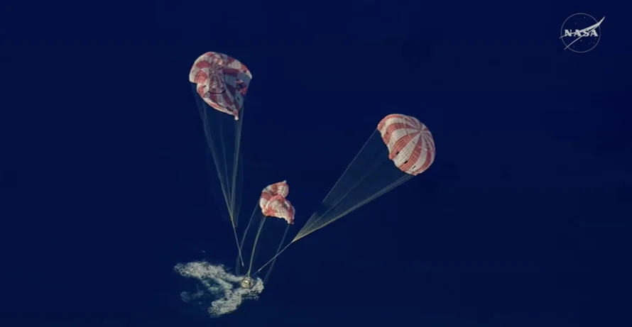 Cápsula tripulada de Artemis II ameriza en el océano Pacífico con ayuda de paracaídas
