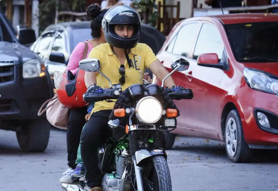 ¿Se puede llevar menores a bordo de una motocicleta?
