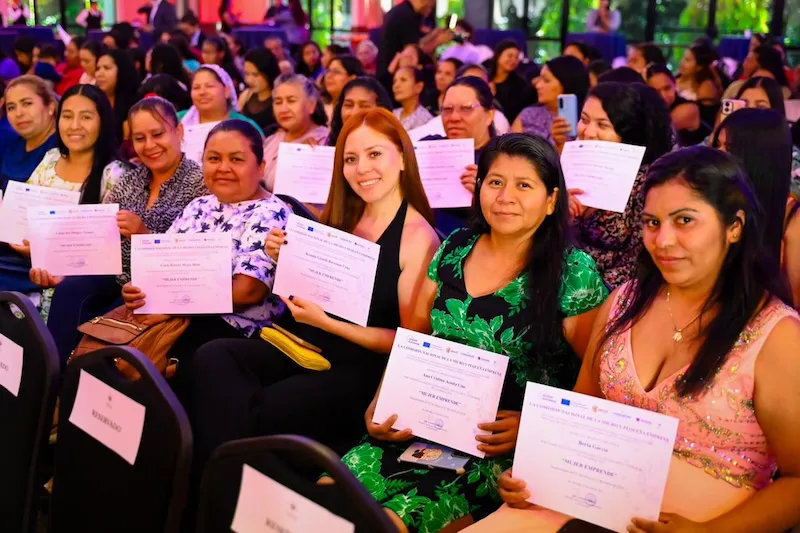 Más de 200 mujeres se gradúan en programa Mujer Emprende