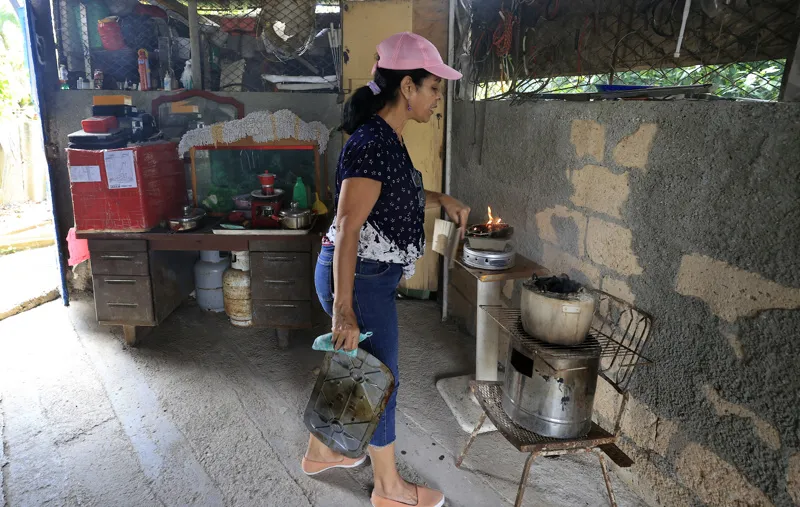 Cocinar en la Cuba de los apagones obliga a usar el carbón