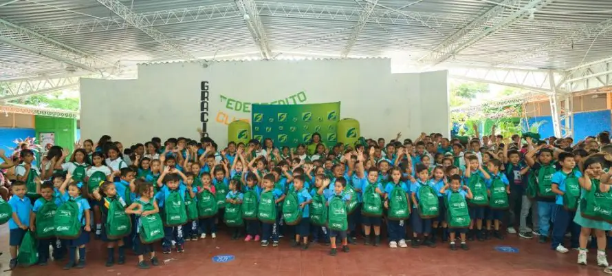 Sistema Fedecrédito impulsa la educación con entrega de mochilas en San Salvador