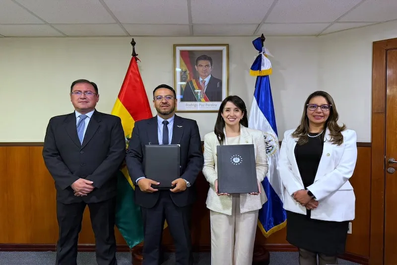 El Salvador firma con Bolivia acuerdos en cooperación bilateral