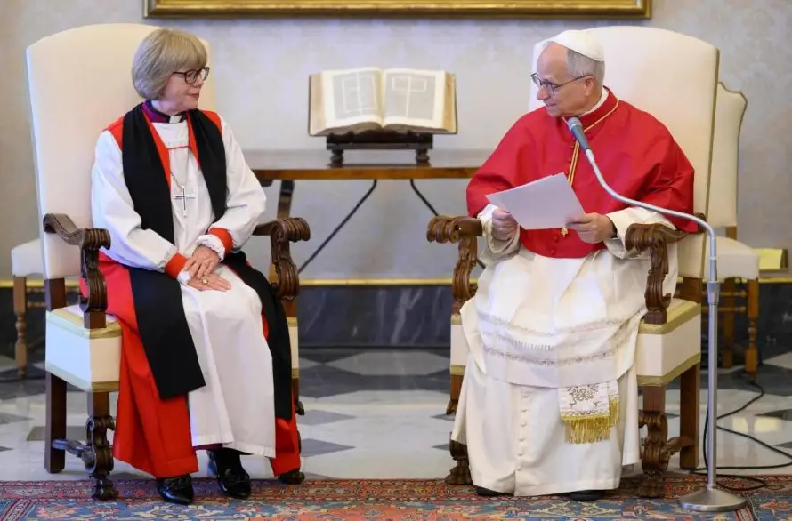 Papa León XIV llama a unidad cristiana tras reunión con líder anglicana
