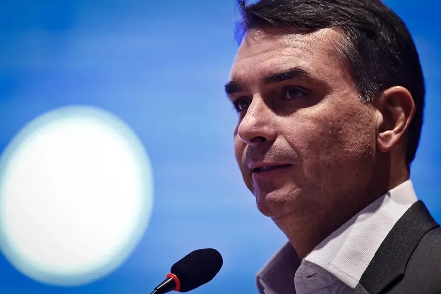 El hijo de Bolsonaro amenaza la reelección de Lula en Brasil