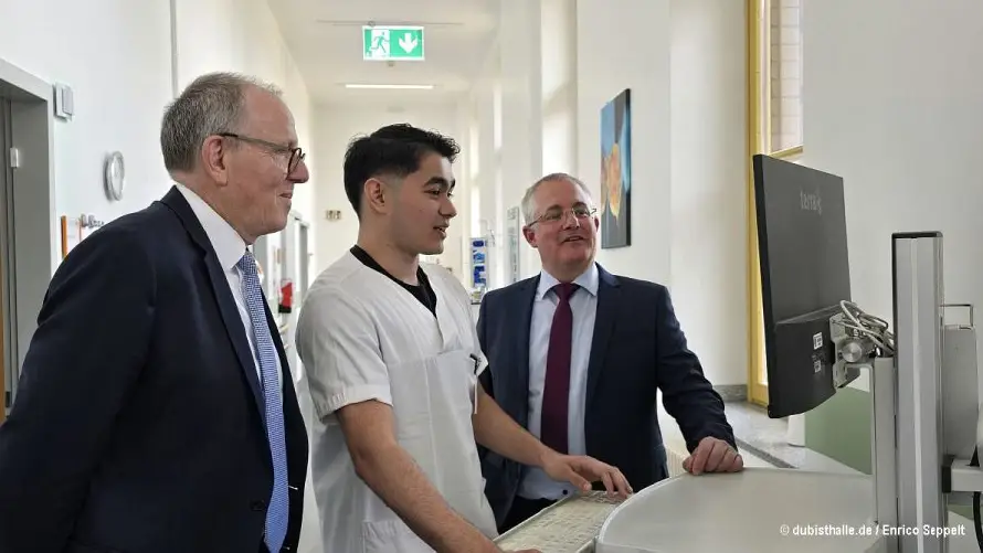 Joven salvadoreño se forma en Alemania como enfermero en programa ante escasez de personal