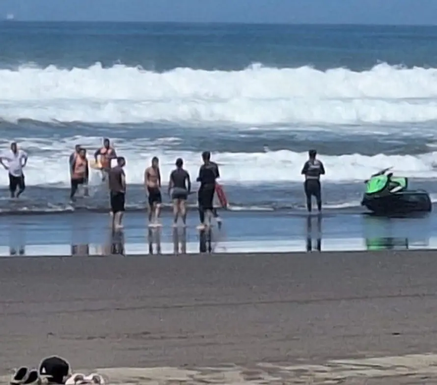 Un adulto y un menor fueron rescatados con vida tras ser arrastrados por corrientes en aguas profundas de la playa Metalío, en Acajutla