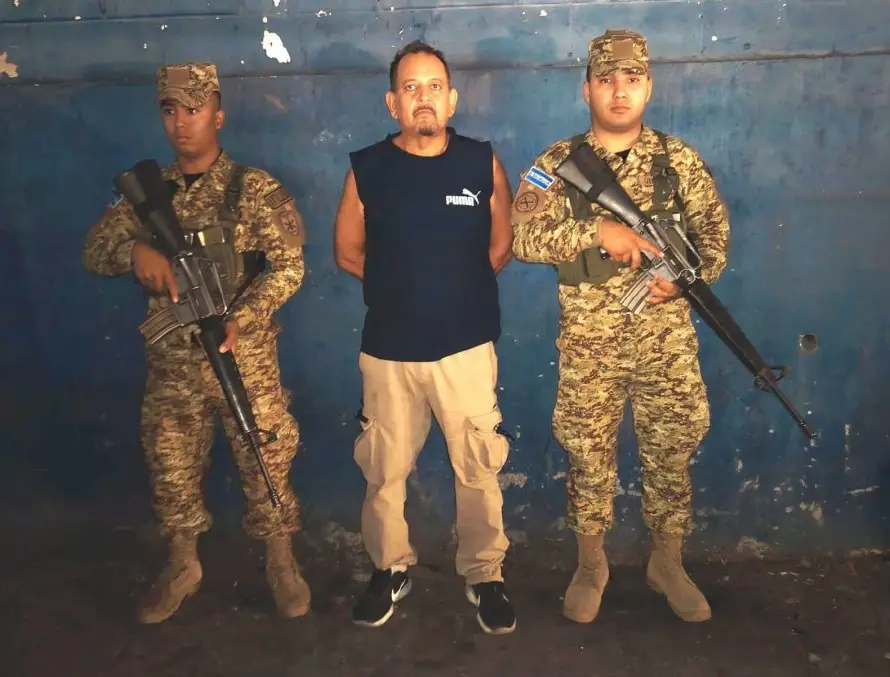 Arrestan a hombre señalado de llevar 21 porciones de marihuana debajo de su motocicleta en San Salvador
