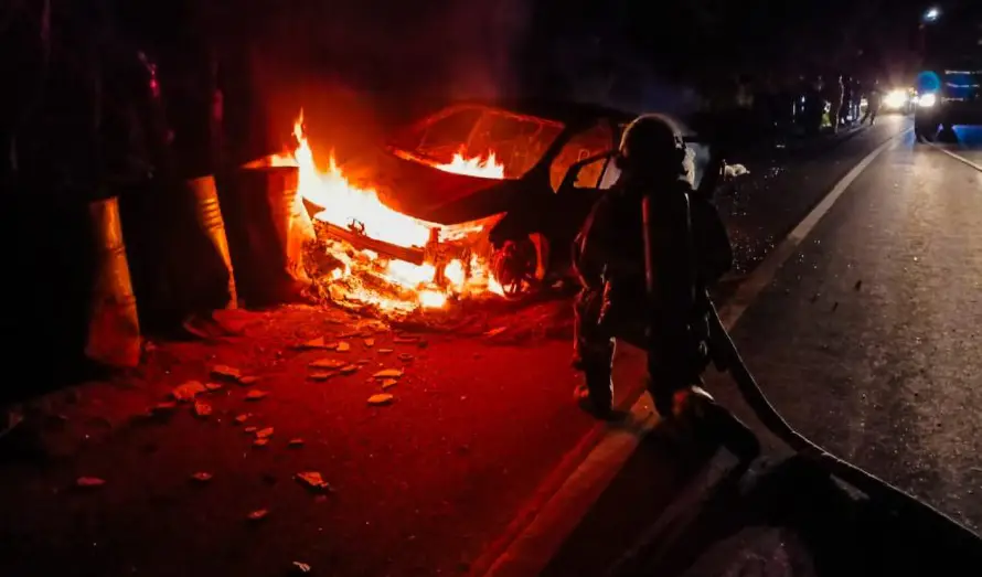 Un vehículo se incendió en la carretera de Oro en Soyapango 