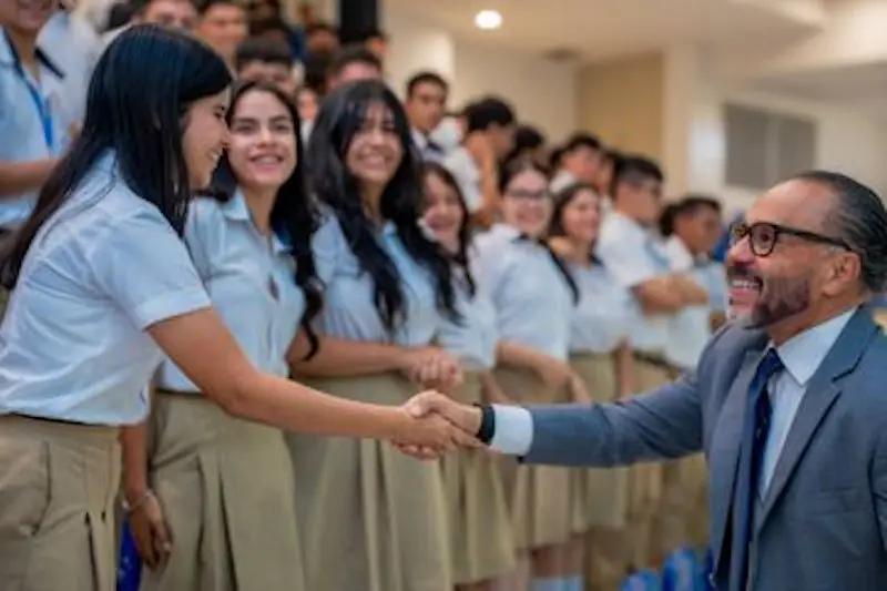 Castro llama a jóvenes estudiantes a “involucrarse” y a “tomar las riendas”