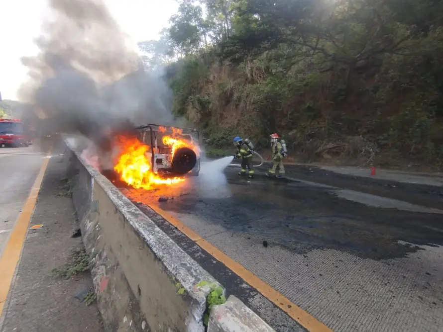Un vehículo se incendia en carretera al Puerto de La Libertad