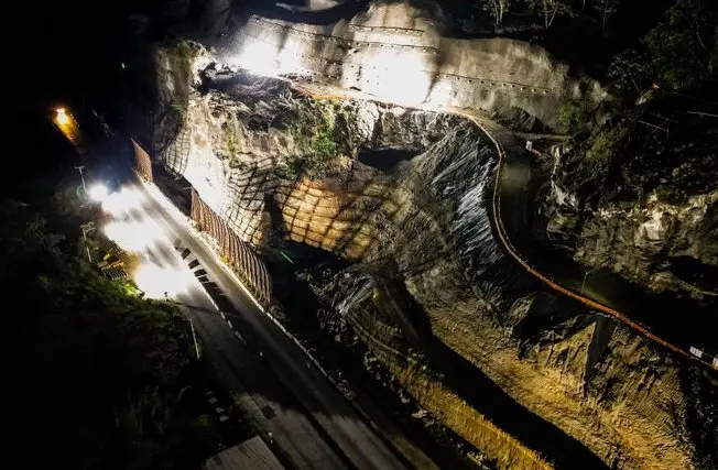 Realizan trabajos de explosión controlada en talud del tramo Los Chorros