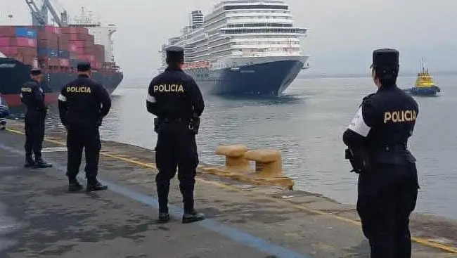 Atraca a El Salvador crucero Koningsdam con 2,030 turistas internacionales