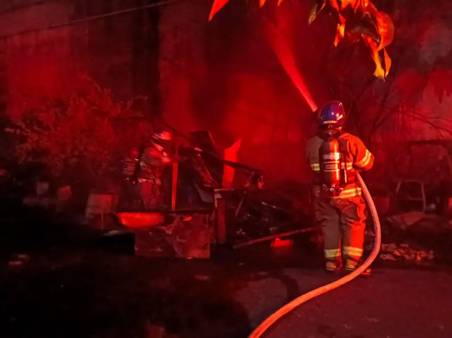 Un incendio consume una estructura de lámina y madera en el bulevar Venezuela