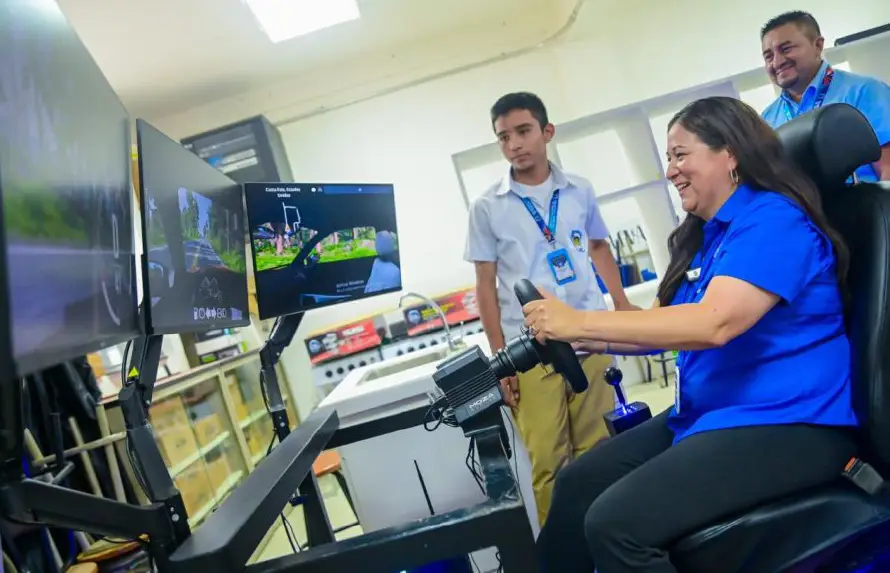 Aplicaciones para campamento aeroespacial se habilitarán el 25 de mayo, anuncia ingeniera salvadoreña de la NASA