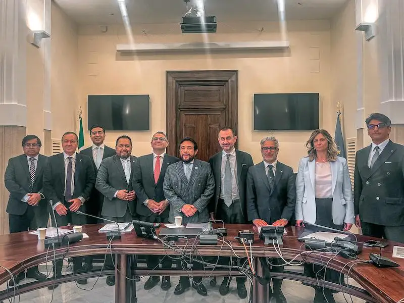 Félix Ulloa invita a parlamentarios italianos a observar elecciones 2027 en El Salvador
