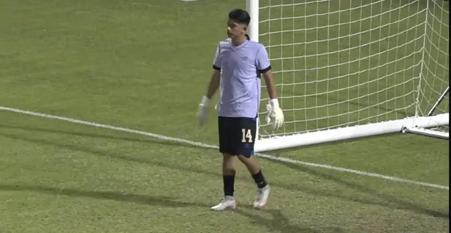 El lateral Kevin Reyes termina como portero en partido de la Selecta ante The Dreams