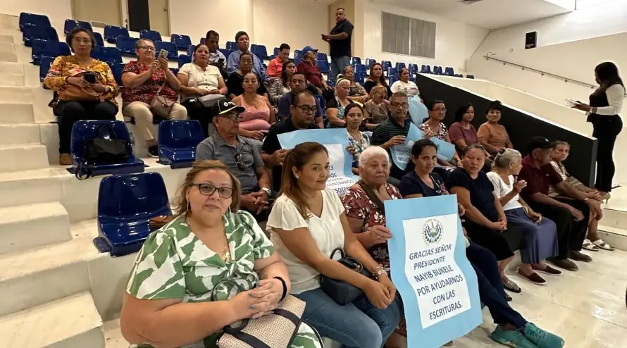 Avalan transferencia de inmuebles para iniciar legalización de propiedades a comunidad en Usulután