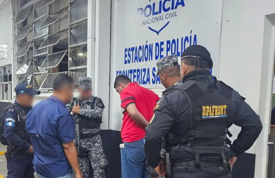 Salvadoreño acusado de extorsión agravada es entregado por policía de Guatemala