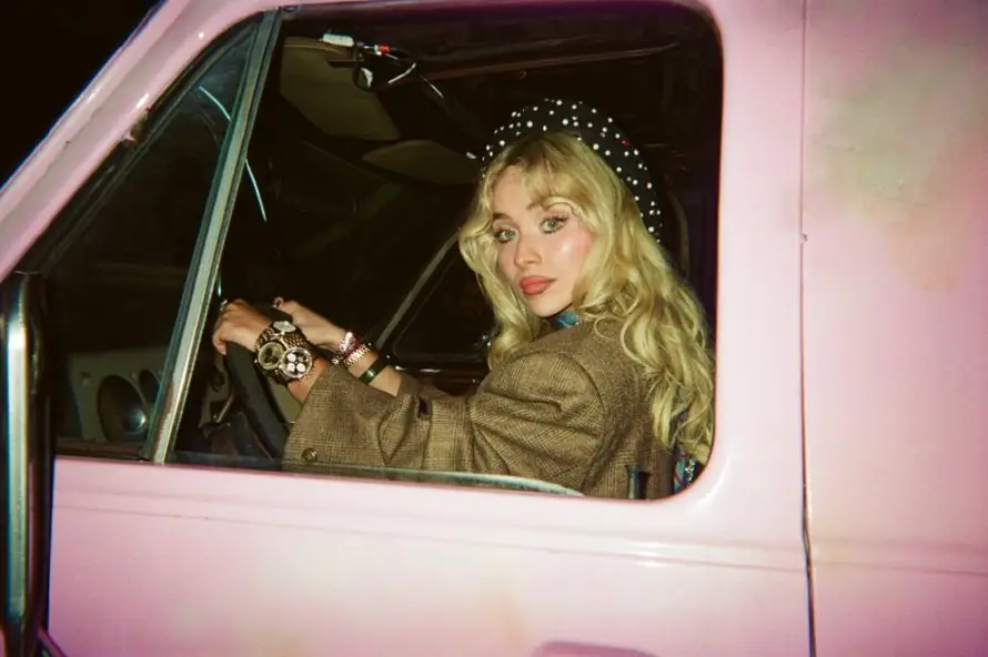 Sabrina Carpenter lanza el videoclip "House Tour" antes de llegar a Coachella