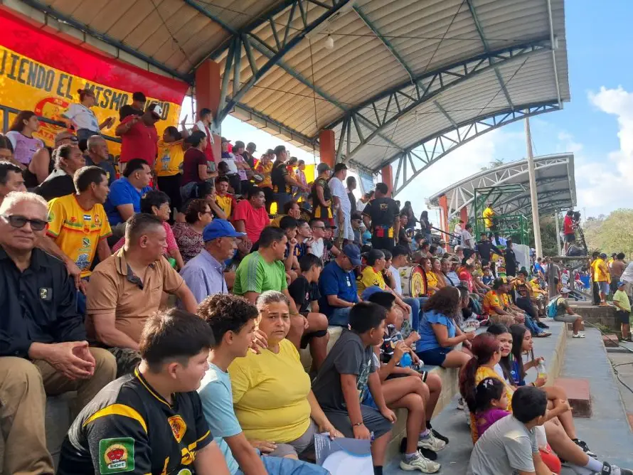 Entre calor y afición, Firpo se impone en San Sebastián