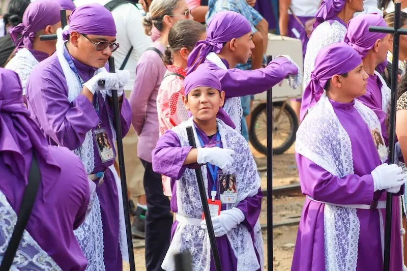 Un 42.7 % de los salvadoreños son católicos y el 35.6 % son evangélicos según encuesta
