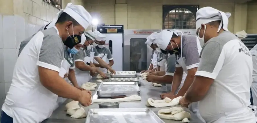 Inyectarán $1.5 millones obras adicionales en área de cocinas carcelarias y 776 brazaletes más para reos