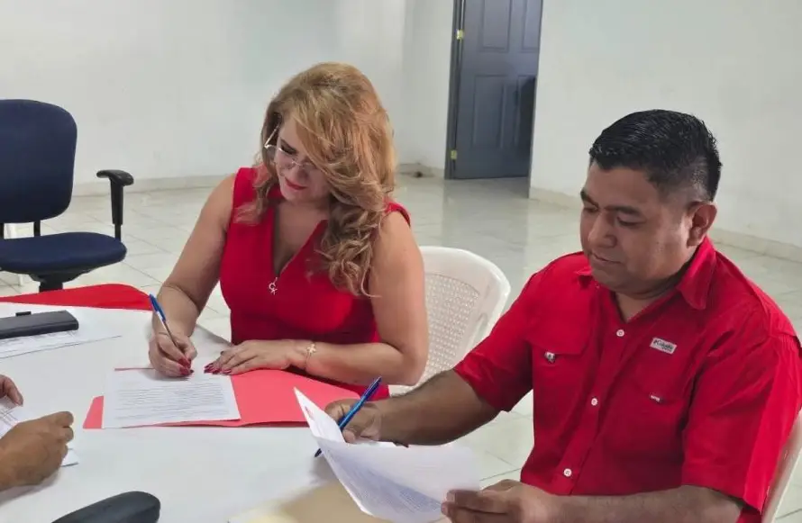 Karina Sosa se inscribe en el FMLN como precandidata a diputada por San Salvador