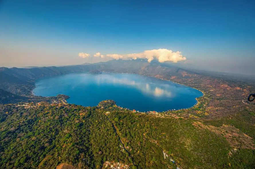 Medio Ambiente reporta brote de algas en el lago de Coatepeque