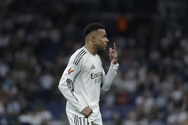 Real Madrid vuelve a ganar un mes después bajo tensión en el Bernabéu