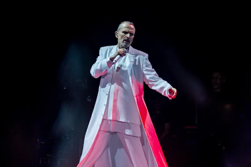 Miguel Bosé celebra sus 70 años en plena gira internacional