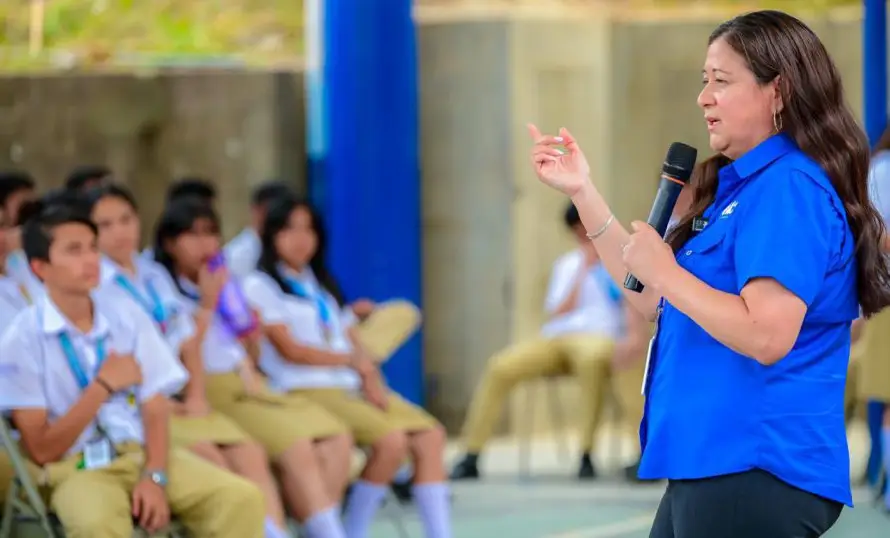 La ingeniera salvadoreña de la NASA, Patricia Ortiz, anuncia un campamento aeroespacial para adolescentes salvadoreños