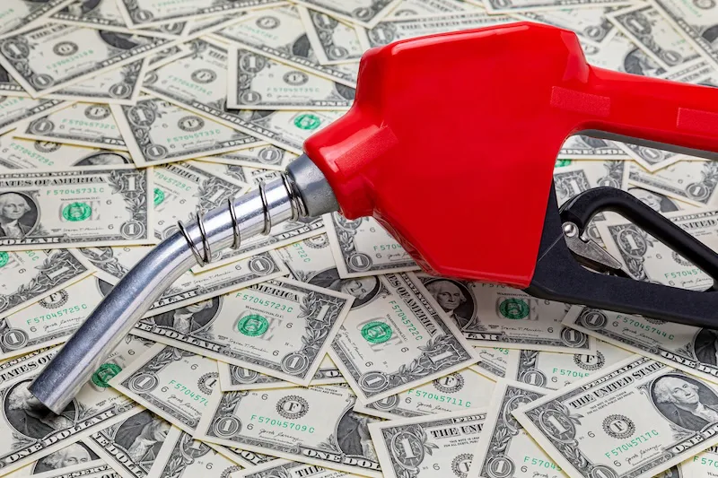 El precio de gasolina súper sobrepasará los $5 por galón esta quincena