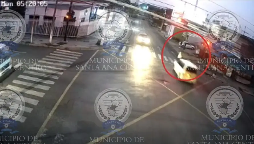 VIDEO: vehículo atropelló a peatón en Santa Ana tras cruzar un semáforo en rojo