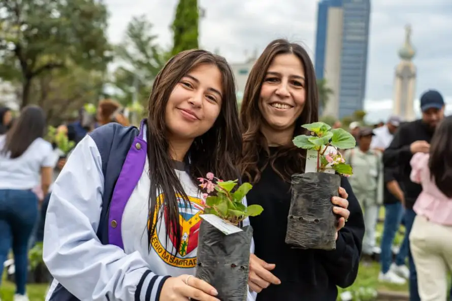 San Salvador Centro reparte más de 10,000 árboles en conmemoración del Día de la Tierra