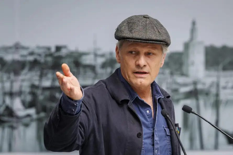 Viggo Mortensen presenta en Sevilla el universo poético del escritor Kevin Power