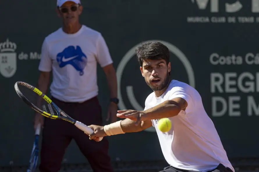 Jannik Sinner y Carlos Alcaraz debutan con autoridad en torneo de Montecarlo