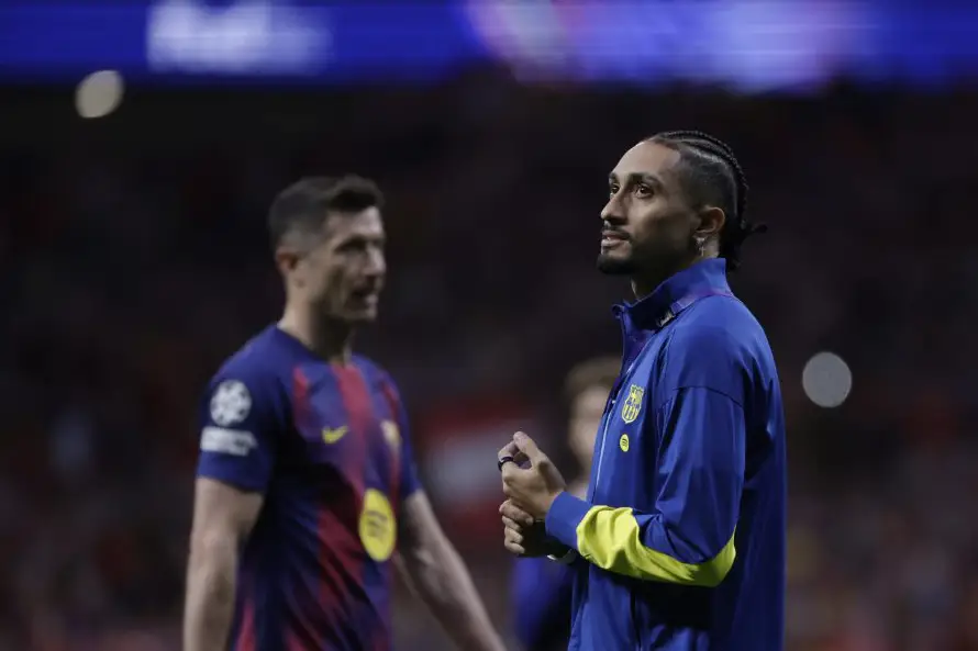 Raphinha se disculpa por sus gestos a la afición del Atlético de Madrid: "Era un momento de tensión"